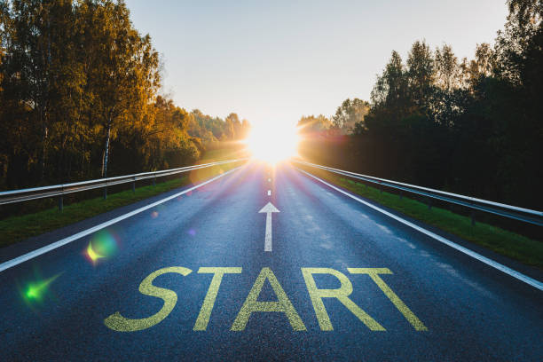 дорога с надписью start и солнце впереди